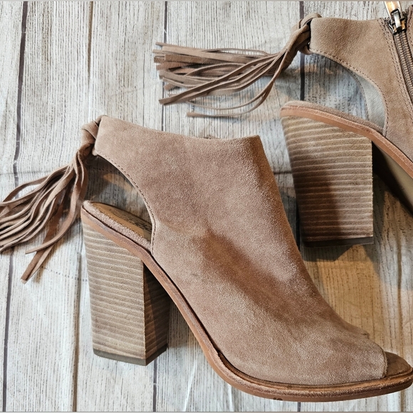 Vince Camuto Women's Size 8 Kyleena Open Toe Block Heel Fringe Festival Shoe - Picture 2 of 13